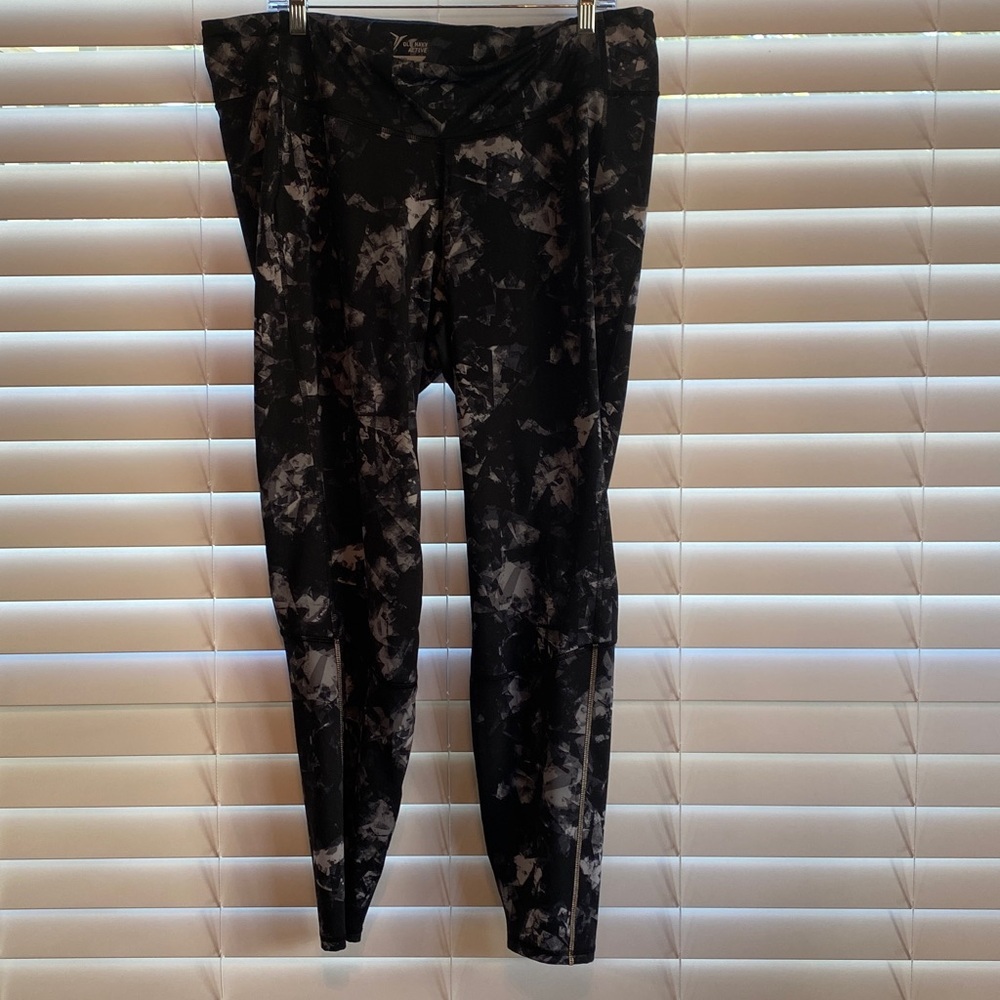 Old Navy Active Black‎ and White Patterned Leggings XXL